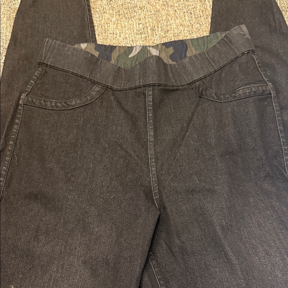 HUE Green and Gray Camouflage Pants